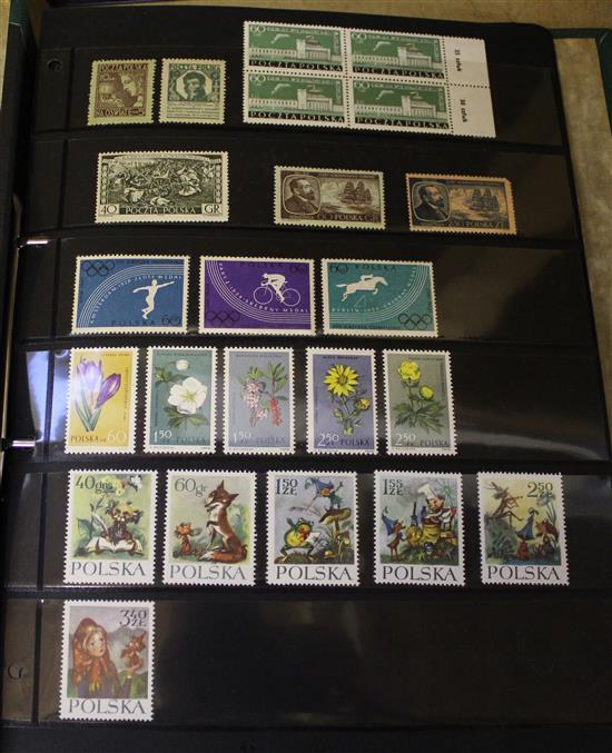 2 stamp albums(-)